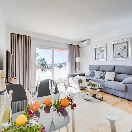 Apartment For 4, With Sea Views *
